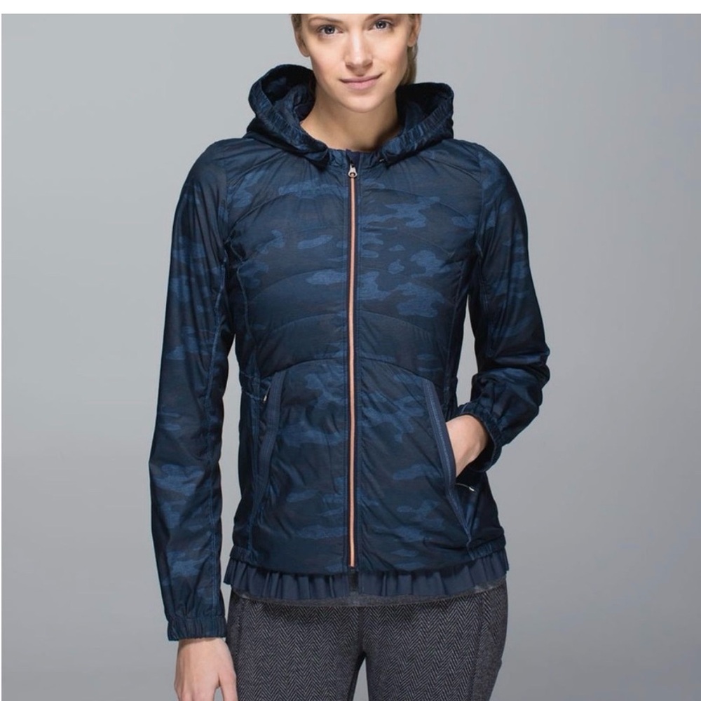 Lululemon Spring Fling Puffy
Windbreaker
Heathered Texture Lotus Camo. Size 4